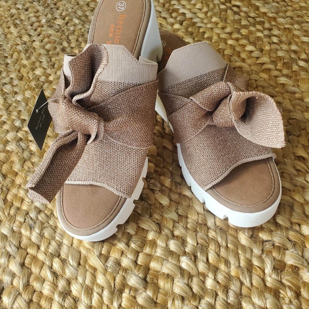 Bernie Mev Women's Venti Fresia Wedge Sandal Sz 7